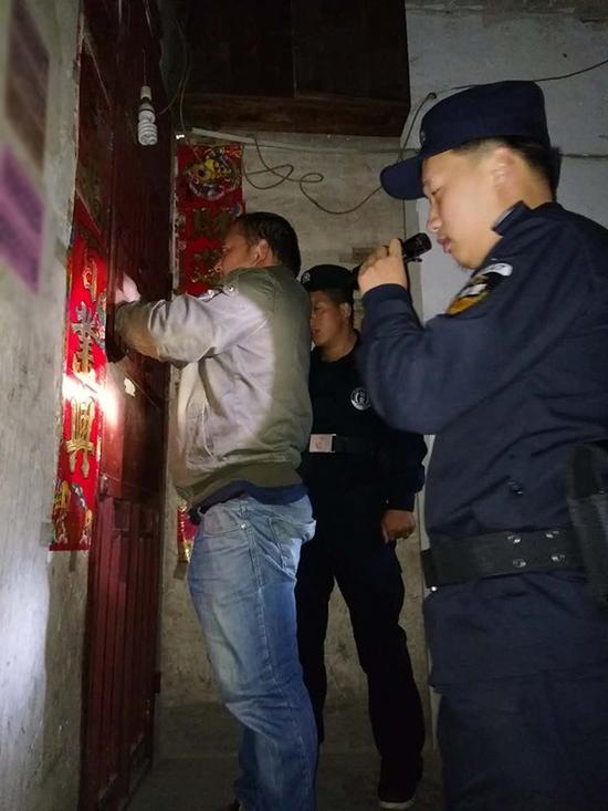 石嘴山粗心妈妈误将幼女锁家中 民警全城寻开锁师傅开门